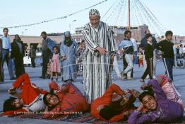 Image du Maroc Professionnelle de  Les acrobates, connus sous le nom d'Oulad Sidi Ahmad Ou Moussa, sont les héritiers traditionnel de l'école du Cheikh de Tazeroualet, fief de la famille maraboutique du Saint patron Sidi Ahmad ou Moussa, véritable société d'artistes de rue marocain, qui s'exerçaient à La fameuse place Jemaa El Fana de Marrakech, la ville touristique du Maroc, Jeudi 19 Mai 1988. (Photo / Abdeljalil Bounhar) 